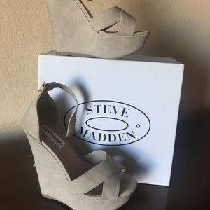 Steve Madden Bone, Suede Wedges. Size 6.5